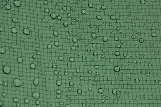 Schwere Beine, ein langer erster Urlaubstag und der prasselnde Regen auf dem Zelt lassen uns lange in den Schlafsäcken bleiben.