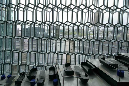 Sitzgruppen im Innenraum mit Aussicht