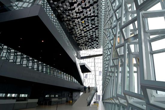 Beeindruckend sind die schlichte Eleganz der verwendeten Materialien und die klare Linienführung