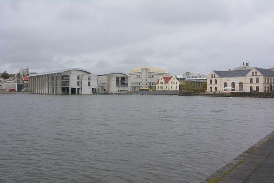 Das moderne Rathaus am Stadtsee, dem Tjörnin.