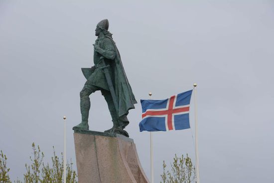Vor der Hallgrímskirkja steht eine Statue von Leif Eriksson, dem wahren Entdecker Amerikas