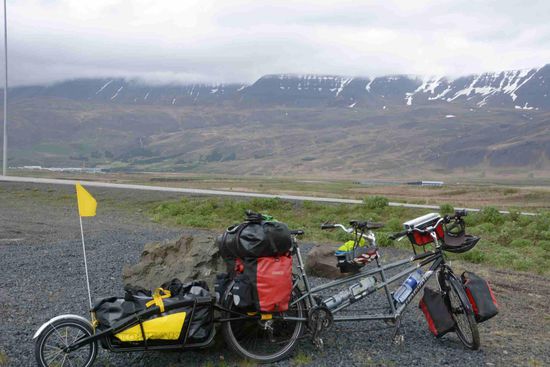 Der Hauptstadtverkehr liegt hinter uns und die Natur vor uns. Im Hintergrund sieht man den Schnee, der noch fast bis zum Fjord hinunterreicht.