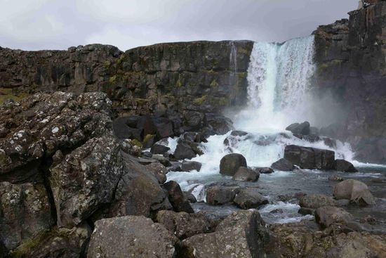 Gleich hinter dem Parkplatz beeindruckt der Öxarárfoss, der in die Almannagjá stürzt.
