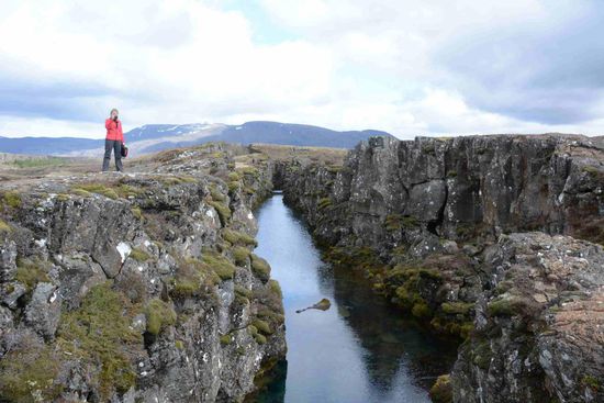 Das Wasser in den Spalten ist glasklar und deswegen ein beliebtes Tauchrevier.