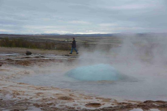 Eine mächtige Blase kündigt den nächsten Ausbruch des Strokkur an...