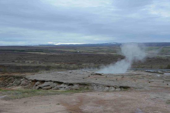Der eigentliche Geysir dampft vor sich hin, ist aber seit vielen Jahren nicht mehr aktiv. Er gab allen anderen Geysiren auf der Welt ihren Namen.