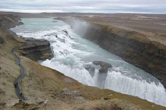 In zwei gigantischen Kaskaden stürzen die Wassermassen des Gullfoss in die Tiefe.