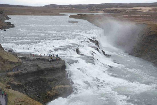 Die erste Stufe - winzig erscheinen die Menschen auf der Plattform am Rande des Flusses.