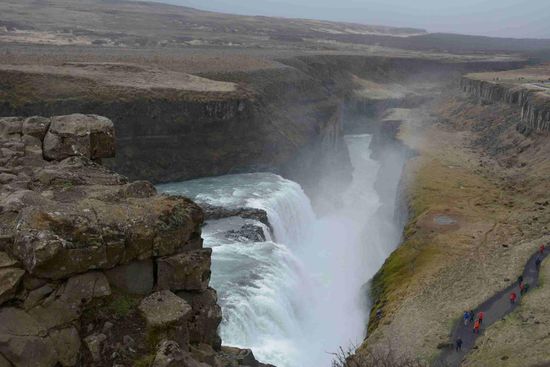 Kaum zu glauben: Der Gullfoss sollte anfang des 20. Jahrhunderts zugunsten eines Wasserkraftwerks in einem Stausee verschwinden. Dem unermüdlichen Einsatz des Eigentümers des Landes und seiner Tochter ist es zu verdanken, das dieses Naturschauspiel erhalten blieb