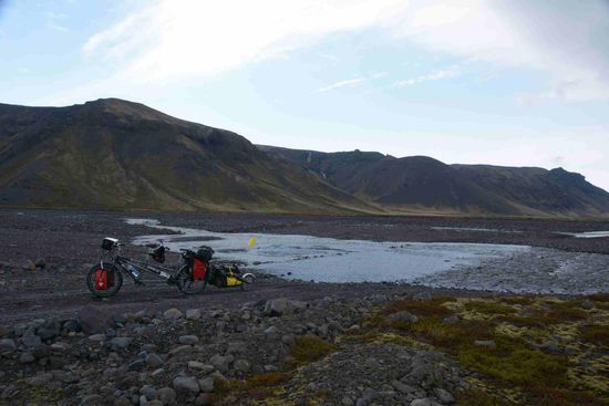 Immer wieder führt die Straße durch Gletscherbäche