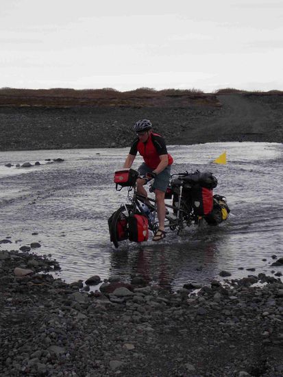 Mit Glück kann man durch die flache Bäche fahren - wenn denn der Untergrund auch fest genug ist. Aber das merkt man erst unterwegs. Immerhin werden die Füßen nicht eiskalt...