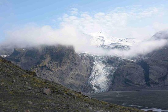 Und die Gletscher ringsum liefern ständig nach Nachschub an eisigem Wasser!