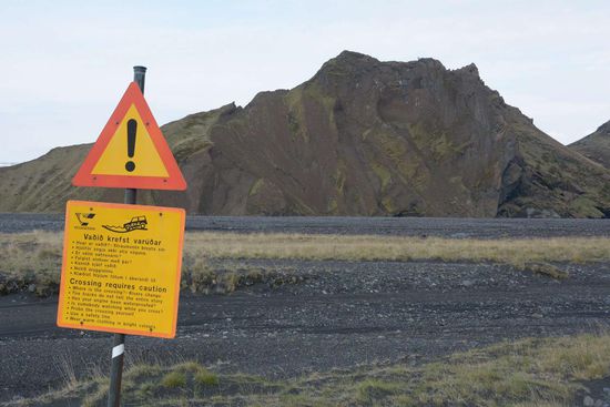 Schön auch die Hinweisschilder, wie man die Flüsse durchfahren soll - insbesondere der letzte Hinweis, man solle warme und auffällige Kleidung tragen lässt viel Interpretationsspielraum