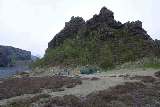 In Sichtweite des Campingplatzes zelten wir am Fuß dieses kleinen Berges - einziger Komfort: fließend kaltes Wasser