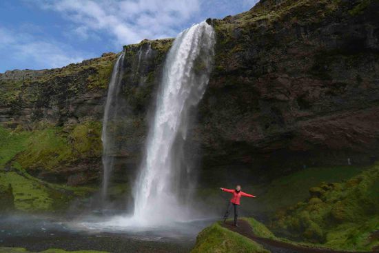 Der Seljalandsfoss in perfektem Sonnenschein und bei blauem Himmel wird spontan von Susanne zum Lieblingswasserfall erklärt