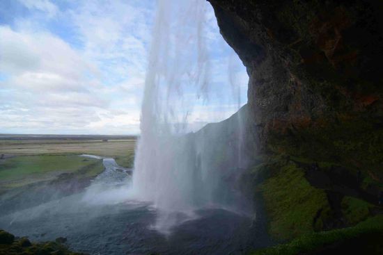 Der Seljalandsfoss ist einer der wenigen isländischen Wasserfälle, hinter denen man herumgehen kann