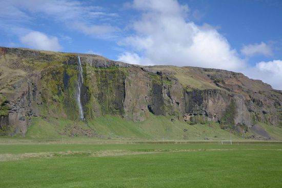 Auf unserem Weg Richtung Skógarfoss liegen nördlich der Ringstraße  Berge und Gletscher, im Süden erstrecken sich die saftig grünen Wiesen bis an den Atklantik