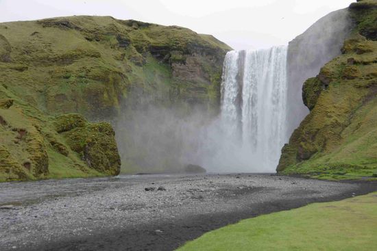 Und wieder eine der vielen Sehenswürdigkeiten direkt an der Ringstraße: der Skógarfoss - leider ohne Sonne und blauen Himmel