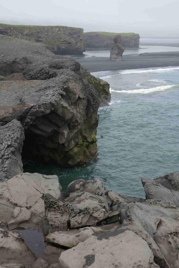 Die bizarren Felsen und schwarzen Strände von Dyrhólaey
