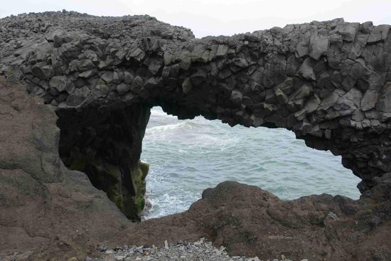 Sieht solide aus, trotzdem trauen wir uns nicht auf diesen Bogen aus Basaltblöcken