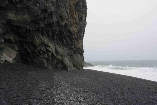 Wie an vielen Stellen in Island ist die Lava hier zu sechseckigen Basaltsäulen erstarrt...