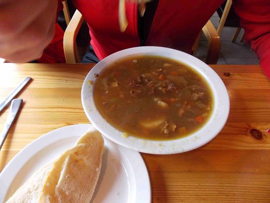 Ein Teller traditioneller isländischer Suppe mit viel Schafsfleisch sättigt und wärmt