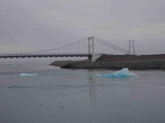 Nur durch einen schmalen Landstreifen ist die Gletscherlagune vom Atlanik getrennt - und diese Brücke Teil der einzigen Verbindungsstraße südlich des Vatnajökul