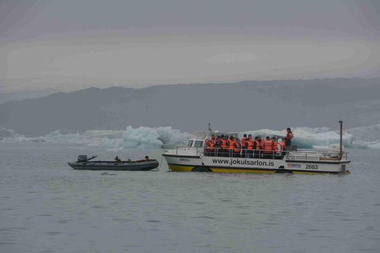 Mit dem Amphibienfahrzeug fahren wir auf der Lagune und rundherum nichts als Eisberge!