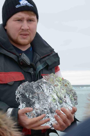 Der Job macht offensichtlich schmerzfrei: Während eines längeren Vortrages über die Lagune und das Eis legte der junge Mann den Eisblock nicht aus den Händen und zertrümmerte ihn später für eine Kostprobe