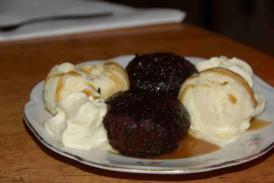 Muffins mit Eis und Sahne oder