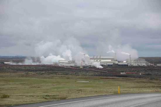 Die Energie, die dicht unter der Oberfläche reichlich vorhanden ist, wird hier in billigen Strom umgewandelt und das danach noch immer 80° heiße Wasser heizt das ca. 50 km entfernte Reykjavík