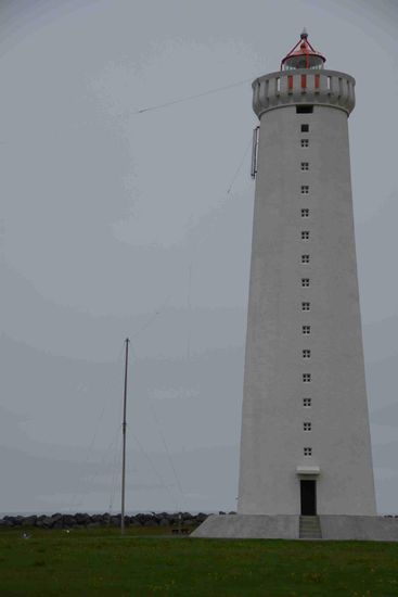 Der Leuchtturm von Garður weist den Weg zum Campingplatz für die letzte Nacht auf Island