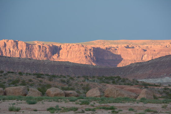 Ein erster Eindruck von den roten Bergen Utahs in der Abendsonne auf dem Weg vom Flughafen nach St. George