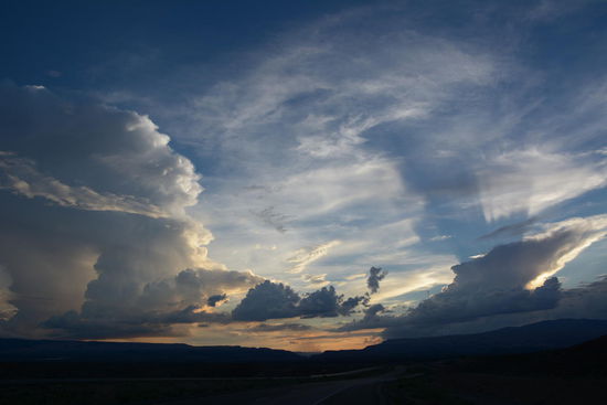 Ein toller Sonnenuntergang ueber der Wueste