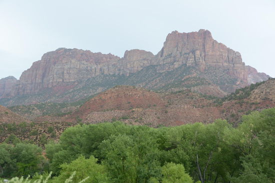 Grosse Berge im trueben Licht kurz vor dem Gewitter