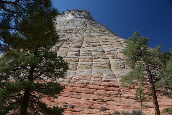 Die waagerechten und senkrechten Kerben in diesem Berg sind erklaerbar, ich verzichte drauf