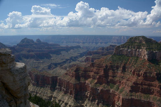 Das Problem des Grand Canyon ist, dass sich die gigantische Groesse kaum erfassen laesst. Dazu muss man wohl hinabsteigen oder sich in ein Flugzeug setzen