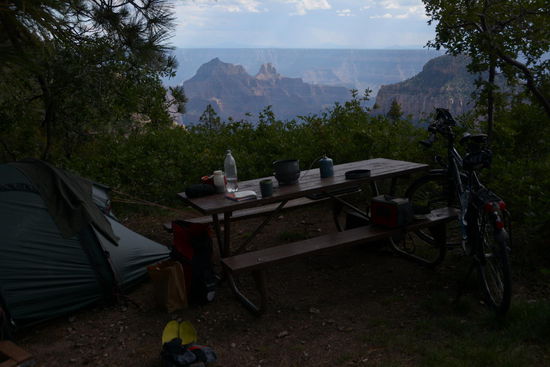 Fuer Radfahrer und Wanderer sind die exklusivsten Stellplaetze direkt auf der Kante des Canyons reserviert - einziger Nachteil: der Weg zum Klo ist ziemlich weit