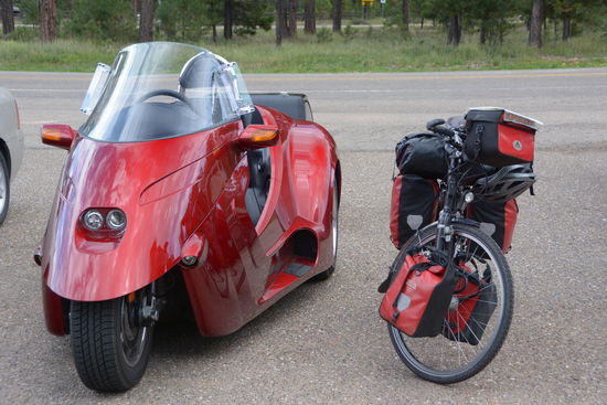 Uebrigens: Wenn man hier mit seinem Fahrzeuge auffallen will, gibt es ungefaehr diese beiden Arten. Alles andere ist irgendwie normal - alles nur eine Frage der Uebergroesse. Wesentlicher Unterschied zwischen den beiden Vehikeln: Das rechte hat eine Klimaanlage (!) und natuerlich eine Kuehlbox im Anhaenger