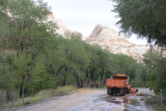 Das Wasser ist weg, nur der Schlamm ist noch auf den Strassen und muss erst einmal beiseite geraeumt werden, bevor der Verkehr wieder rollen darf