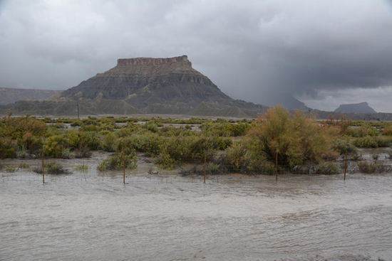 Ueberall steht und fliesst das Wasser und nahe Gewitter sind auch kein Spass auf dem Fahrrad, wenn kein Schutz zu finden ist