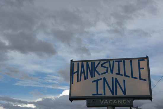 Hanksville - ein Ort dem es schon bei gutem Wetter schwer faellt, zu begeistern, ist bei diesem Wetter zum Abgewoehnen. Der Campingplatz gegenueber steht unter Wasser und so ist das Hanksville Inn DIE Adresse