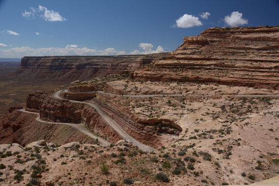 Zum glueck brauche ich diese Strasse nicht nach oben fahren. Direkt am Abhang geht es hinab in das Goettertal