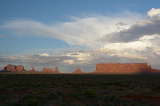 Sonnenuntergang ueber dem Monument Valley - leider aus der flaschen Richtung und vor mir liegen von einige Kilometer