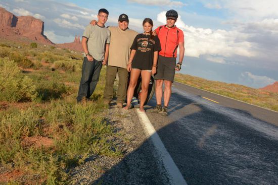 Eine der netten Begegnungen auf dem Highway: Ein Fahrzeug haelt an und der Fahrer fragt, ob ich genug Wasser dabei habe - eine Gallone Wasser und eine Tuete gesalzene Mandeln (irgendwie contraproduktiv) wechseln unkompliziert den Besitzer