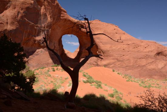 Auch hier gibt es kaputte Steine: das Ear in the wind (der Punkt, von dem man diese Perspektive auf das Loch hat, ist mit einem dicken Kreuz im Sandstein markiert - also eine echte fotografische Meisterleistung )