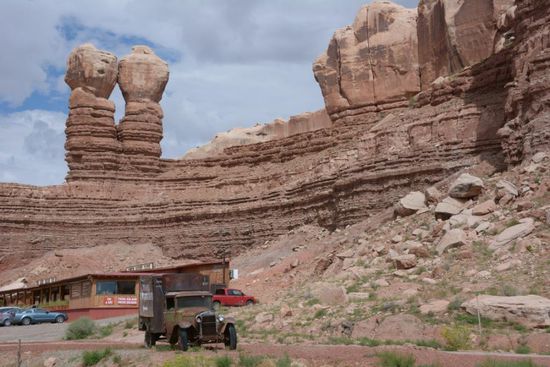Die Twin Rocks von Bluff. Im Ort fand gerade ein Rodeo der Navajo-Indianer statt. Ein sicheres Indiz fuer viele Betrunkene - also ein guter Grund hier nicht ueber Nacht zu bleiben, zumal alle Unterkuenfte ausbebucht sind.
