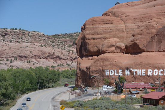Ansammlung schraeger Kuriositaeten: Hole n'the Rock - man beachte den Gelaendewagen oben auf dem Felsen als Blickfang