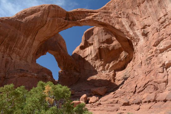 Man muss schon direkt drunter stehen, um diese riesige Bogenkonstruktion so richtig bewundern zu koennen