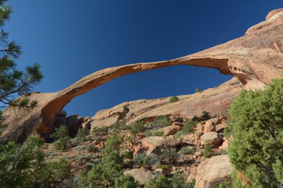 Einer der bekanntesten Boegen im Park und mit ziemlicher Sicherheit der mit der kuerzesten Restlebensdauer - der Bereich unter dem Bogen ist schon gesperrt: Der Landscape Arch